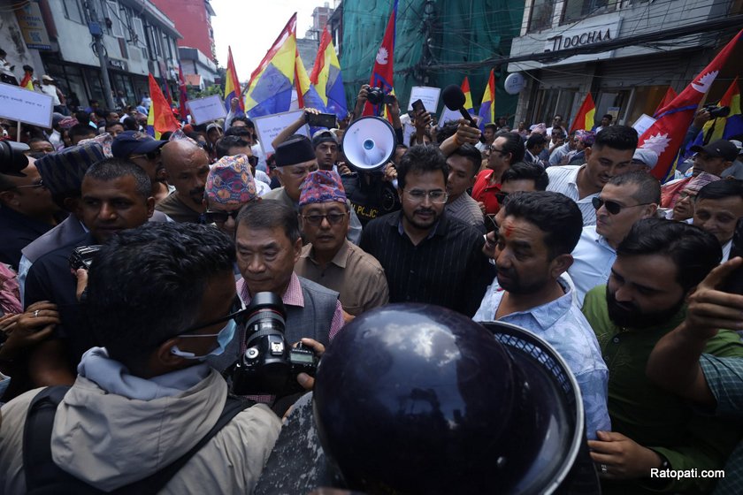 अख्तियारमा ज्ञापनपत्र बुझाउन दलबलसहित पुग्यो राप्रपा (तस्बिरहरू)
